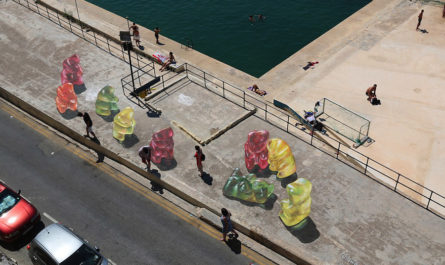 Гамми мишки Leon Keer на мальтийской набережной