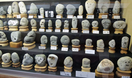 Коллекция камней, похожих на человеческие лица в японском музее Chinsekikan