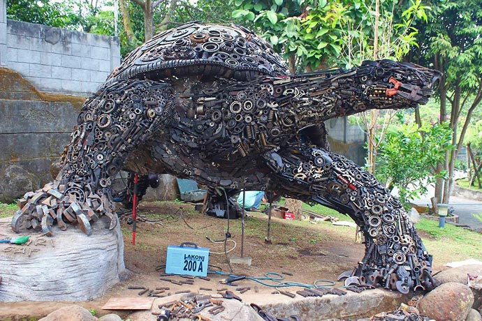 Металлическая черепаха индонезийца Ono Gaf