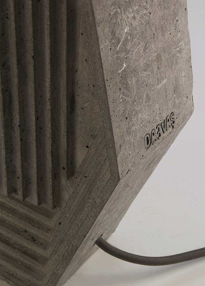 Настольная лампа из бетона и металла дизайнеров Daevas studio