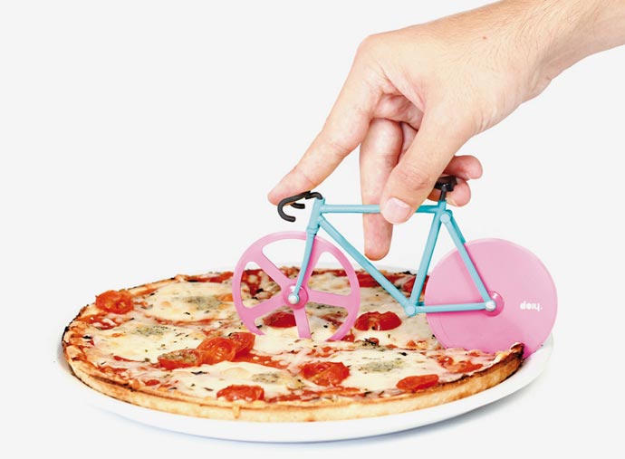 Нож-велосипед для пиццы «Fixie pizza cutter» студии Doiy