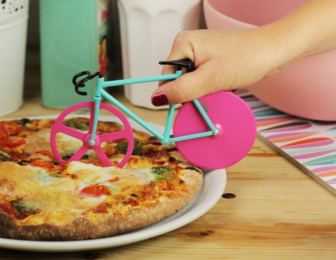 Нож-велосипед для пиццы «Fixie pizza cutter» студии Doiy