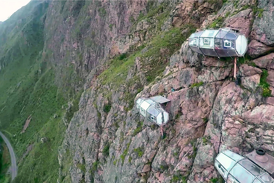 Отель Skylodge Adventure Suites на высоте 400 футов в Священной долине Перу