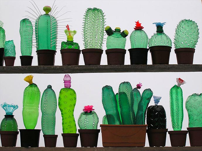 Цветы из пластиковых бутылок художницы Veronika Richterova