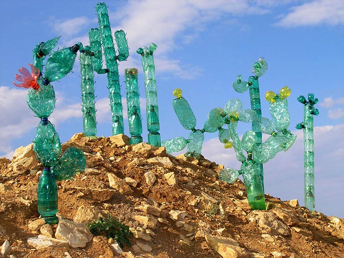 Цветы из пластиковых бутылок художницы Veronika Richterova