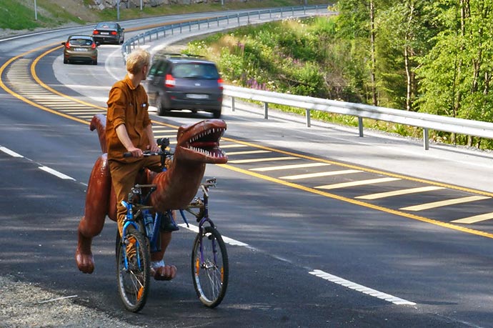 Норвежский художник Markus Moestue и его велосипед-динозавр