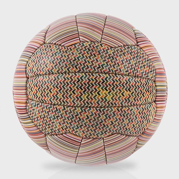 Дизайнерский футбольный мяч от Paul Smith