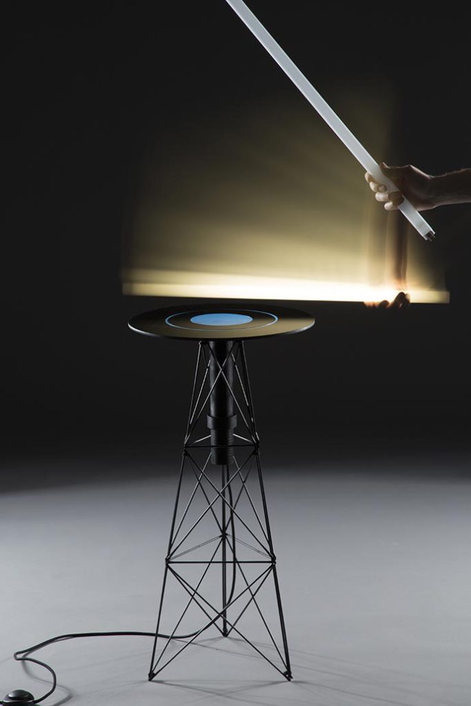 Электромагнитный столик студии Florian Dussopt