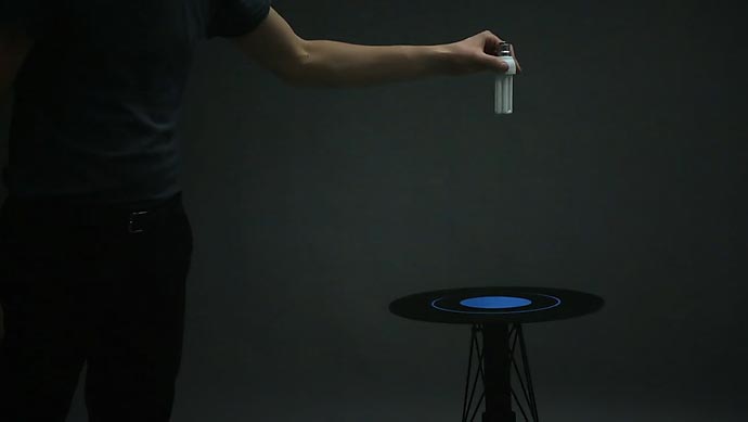 Электромагнитный столик студии Florian Dussopt