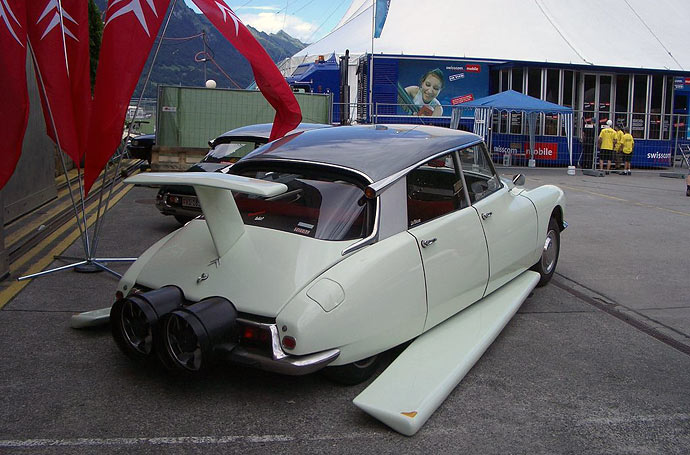 Выставочная модель Ситроена, напоминающая летающий автомобиль Фантомаса
