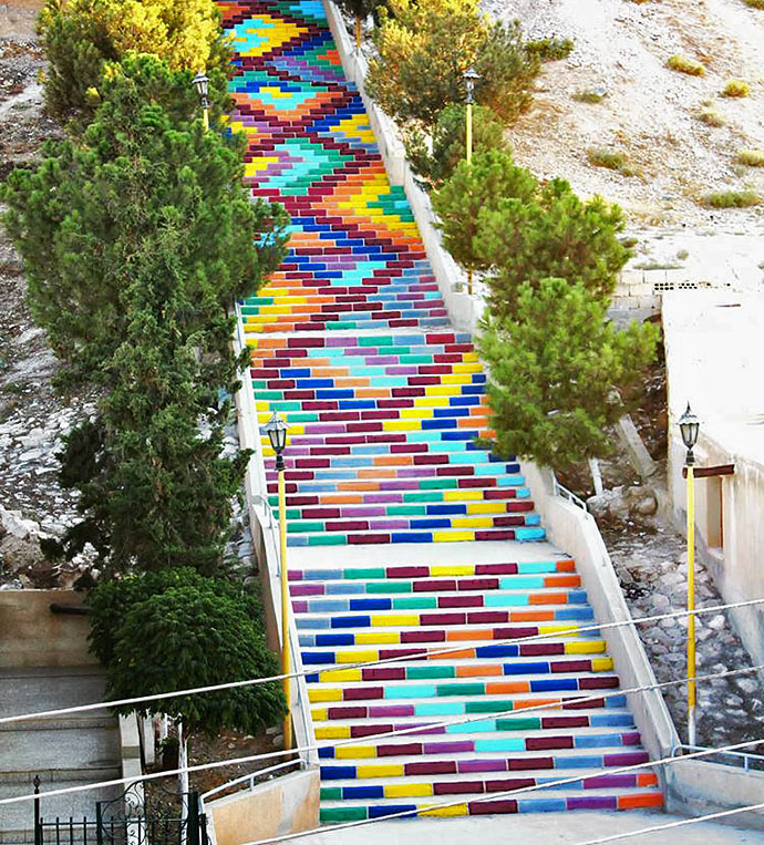 Сирийские студенты из группы Jood раскрасили самую длинную лестницу города