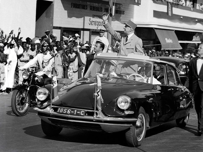 Президент Франции Шарль де Голль в своем Citroen DS и его современный, несколько модернизированный вид
