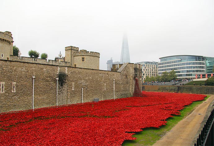 Инсталляция «Blood Swept Lands and Seas of Red» в Лондоне художников Paul Cummins и Tom Piper – память о I Мировой войне