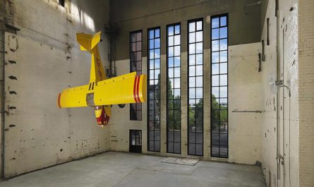 Аэроплан в бойлерной : Инсталляция Roman Signer