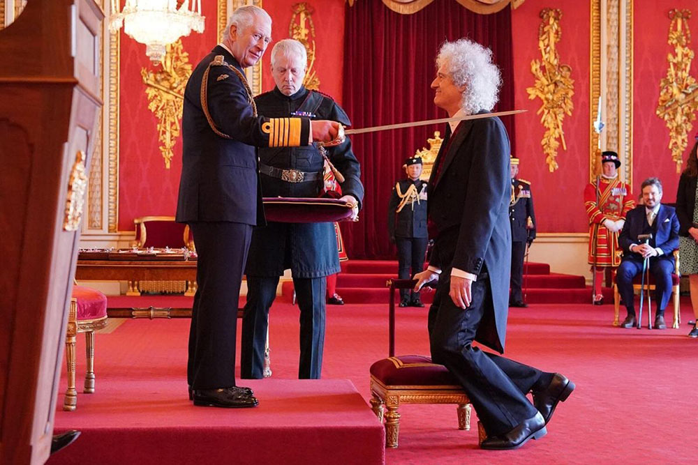 Брайан Мэй во время церемонии посвящения в рыцари-бакалавры в Букингемском дворце
